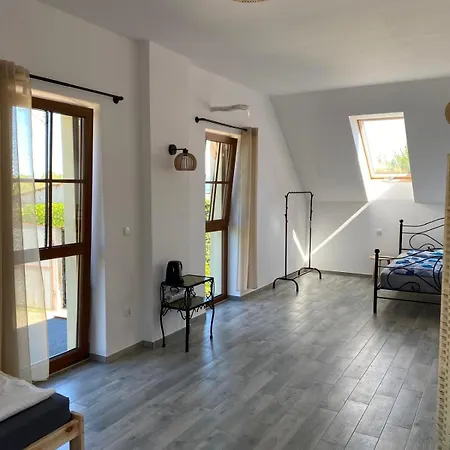 Borow - 팜스테이 Prusice